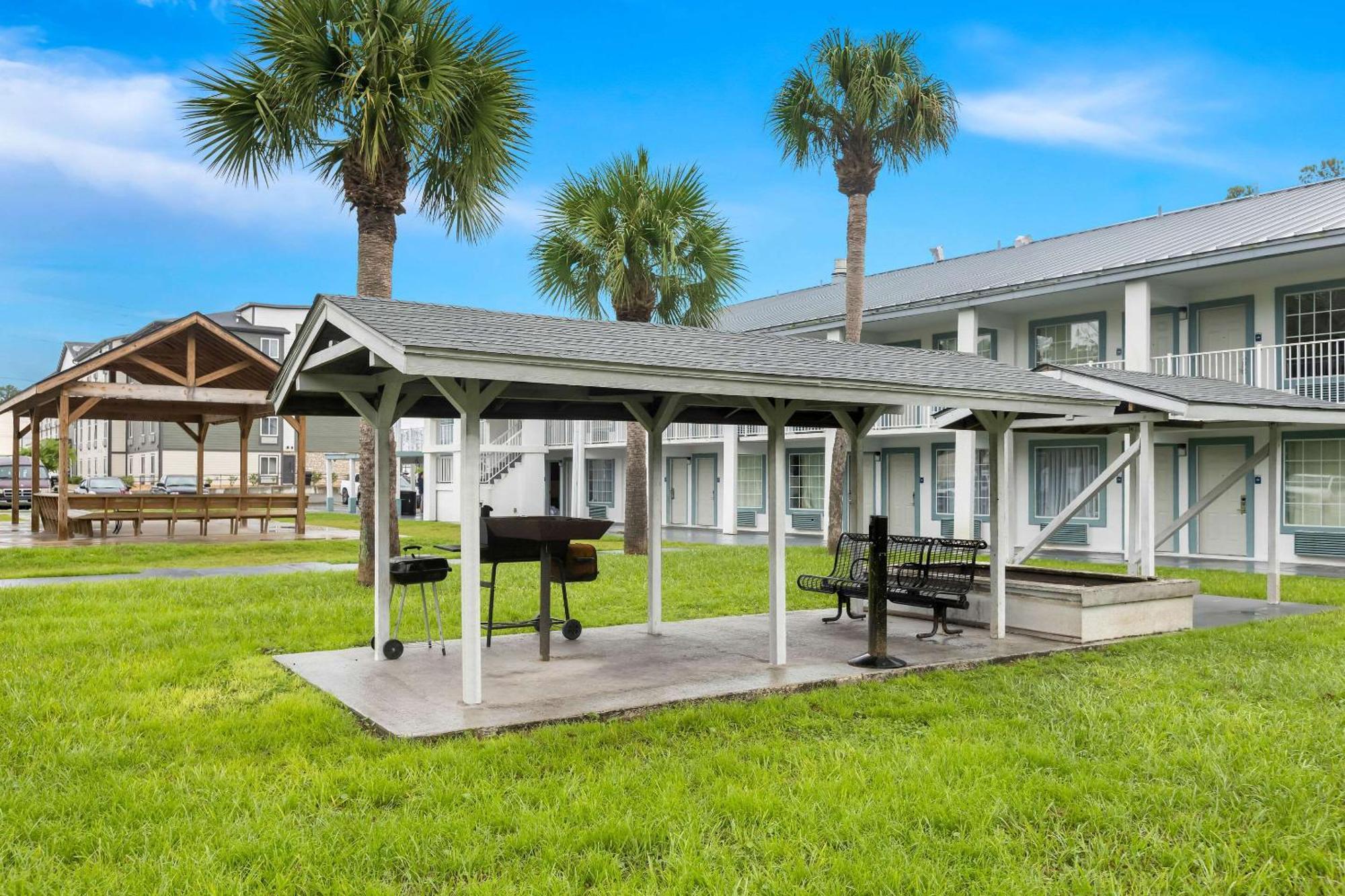 Suburban Studios By Choice Hotels - Award Winning - New 2024 - Walk To Eateries & Grocery - Ultra Sparkling - Garden Rooms - Designer Lighting & Right Off I-95 - Proudly An All American Managed Property Brunswick Exterior foto