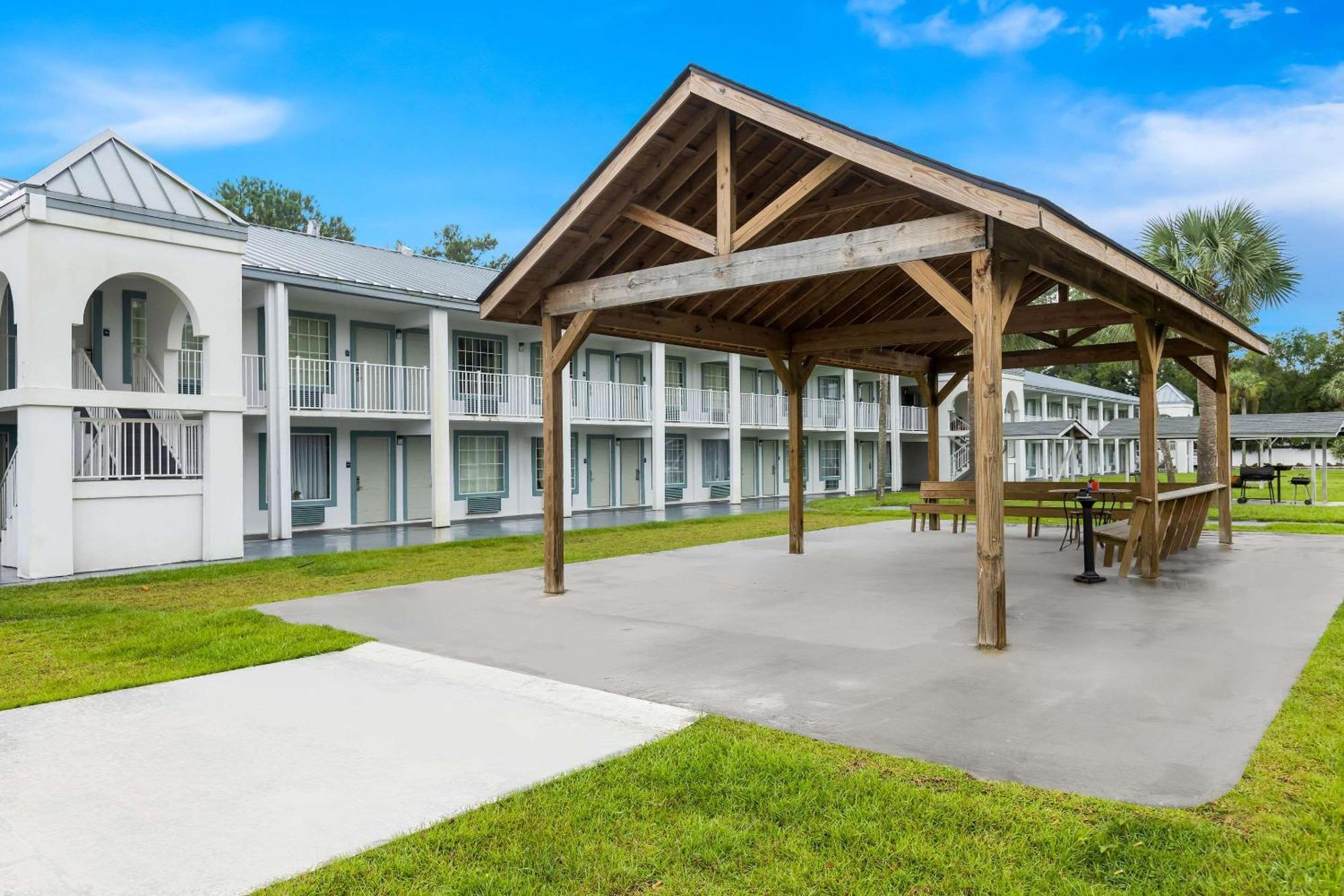 Suburban Studios By Choice Hotels - Award Winning - New 2024 - Walk To Eateries & Grocery - Ultra Sparkling - Garden Rooms - Designer Lighting & Right Off I-95 - Proudly An All American Managed Property Brunswick Exterior foto