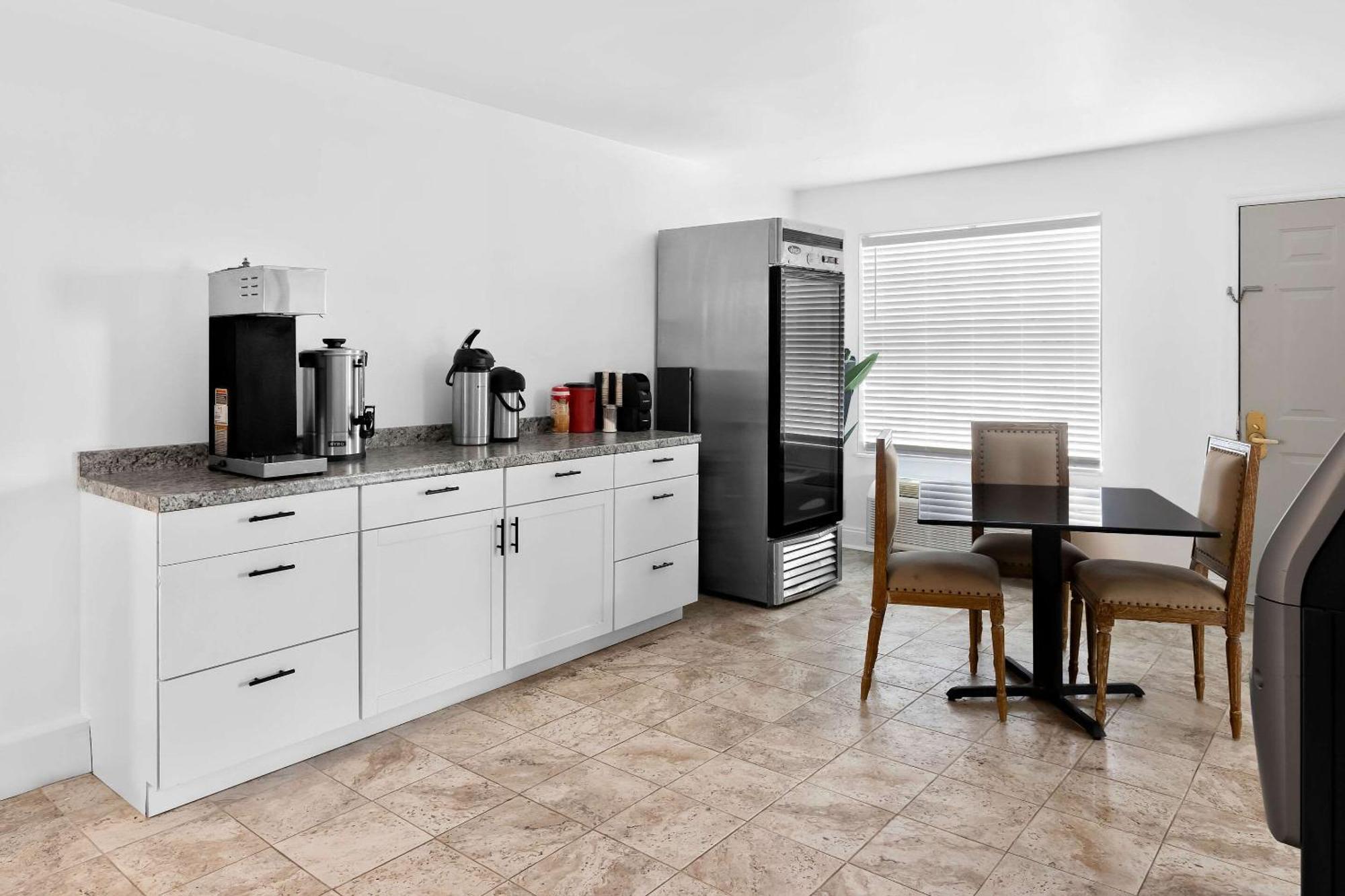Suburban Studios By Choice Hotels - Award Winning - New 2024 - Walk To Eateries & Grocery - Ultra Sparkling - Garden Rooms - Designer Lighting & Right Off I-95 - Proudly An All American Managed Property Brunswick Exterior foto