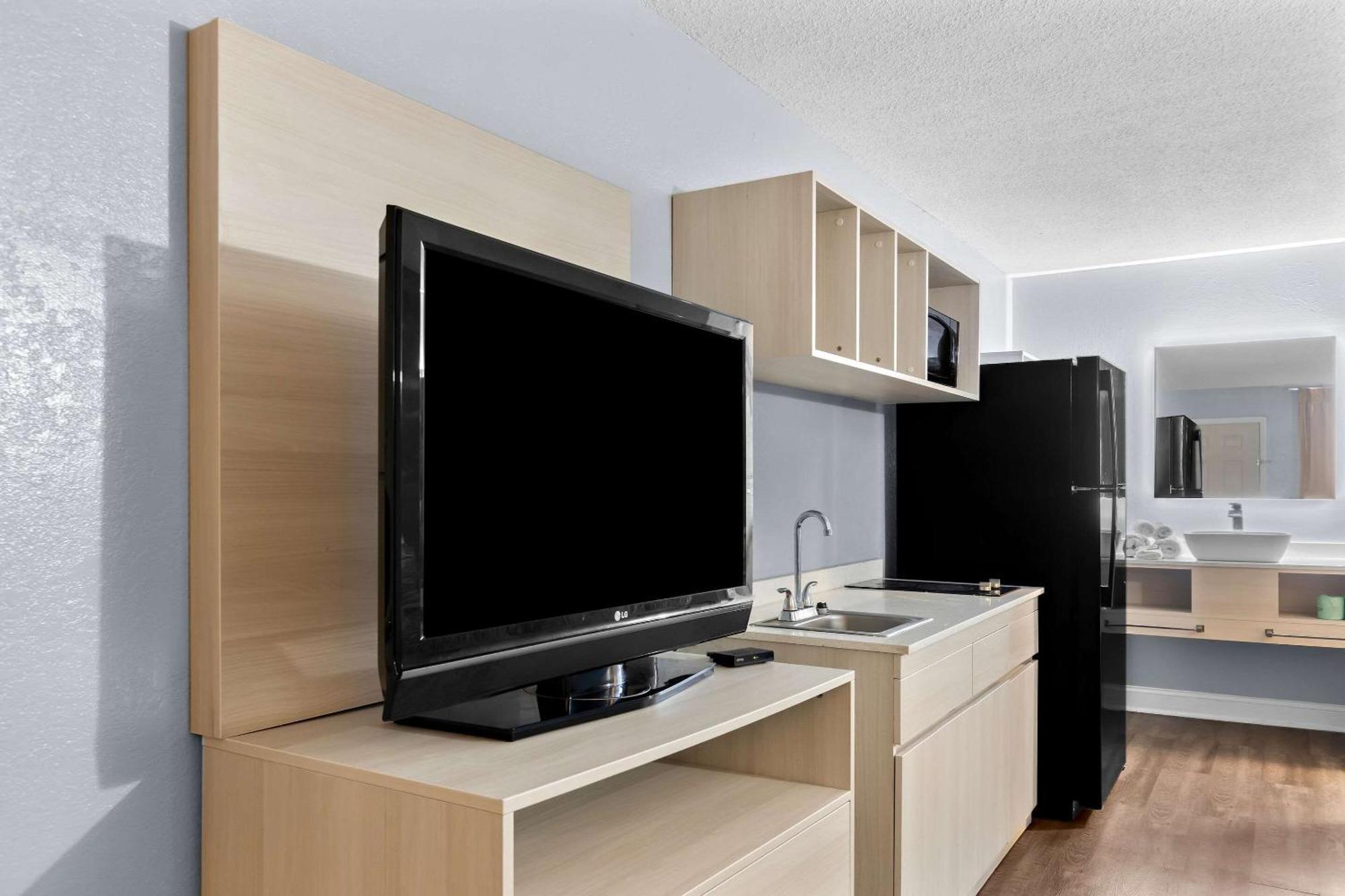 Suburban Studios By Choice Hotels - Award Winning - New 2024 - Walk To Eateries & Grocery - Ultra Sparkling - Garden Rooms - Designer Lighting & Right Off I-95 - Proudly An All American Managed Property Brunswick Exterior foto