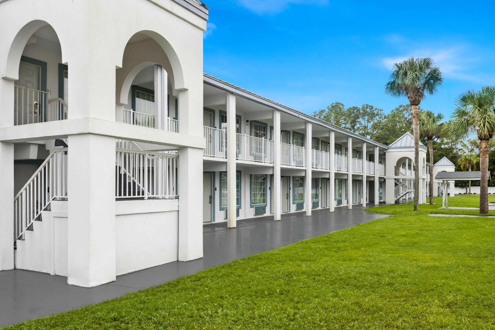 Suburban Studios By Choice Hotels - Award Winning - New 2024 - Walk To Eateries & Grocery - Ultra Sparkling - Garden Rooms - Designer Lighting & Right Off I-95 - Proudly An All American Managed Property Brunswick Exterior foto