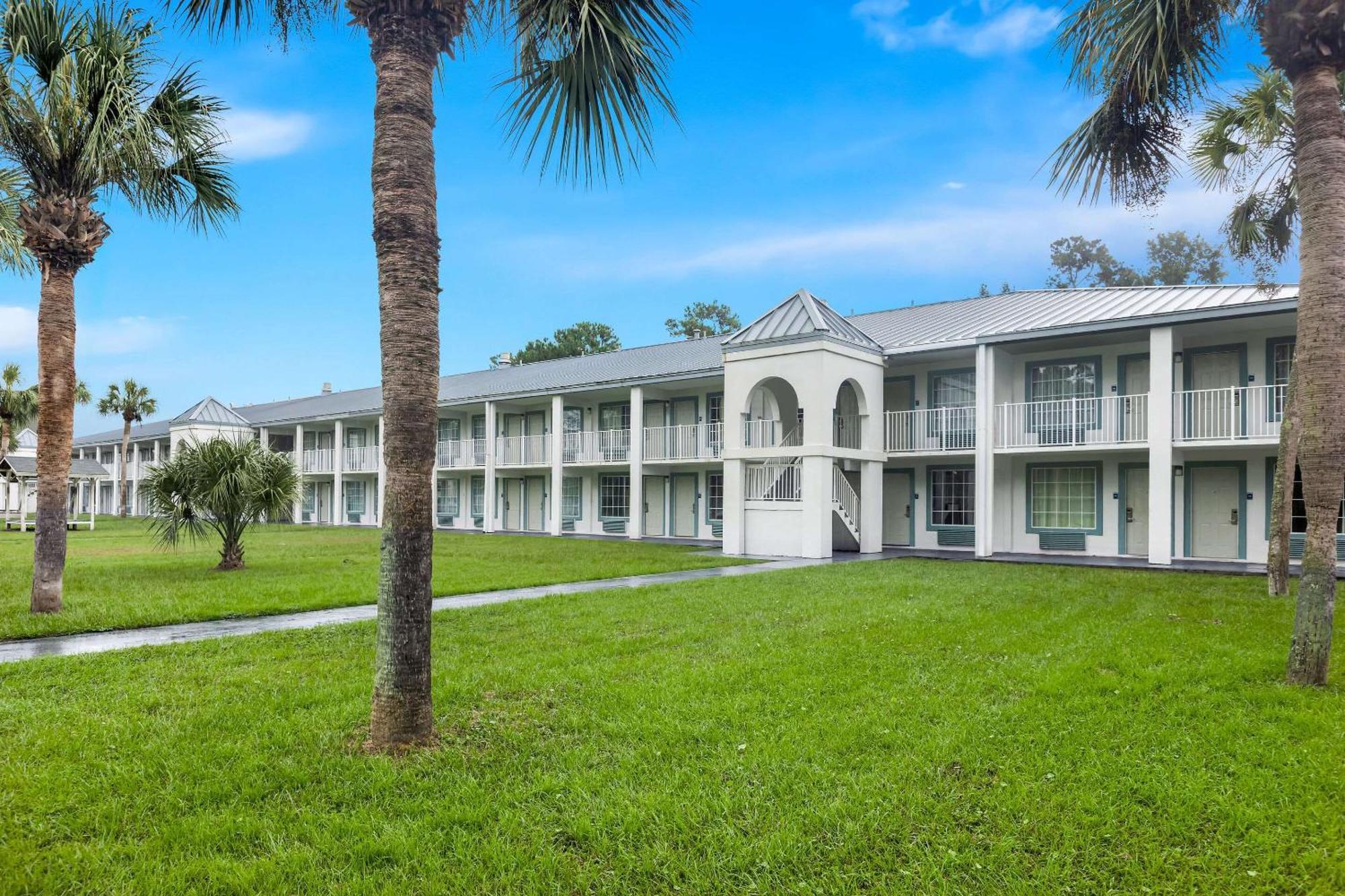 Suburban Studios By Choice Hotels - Award Winning - New 2024 - Walk To Eateries & Grocery - Ultra Sparkling - Garden Rooms - Designer Lighting & Right Off I-95 - Proudly An All American Managed Property Brunswick Exterior foto